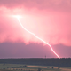 Ein Blitz schlägt während eines Unwetters in der Nähe von Einbeck im Landkreis Northeim ein. - Foto: Julian Stratenschulte/dpa