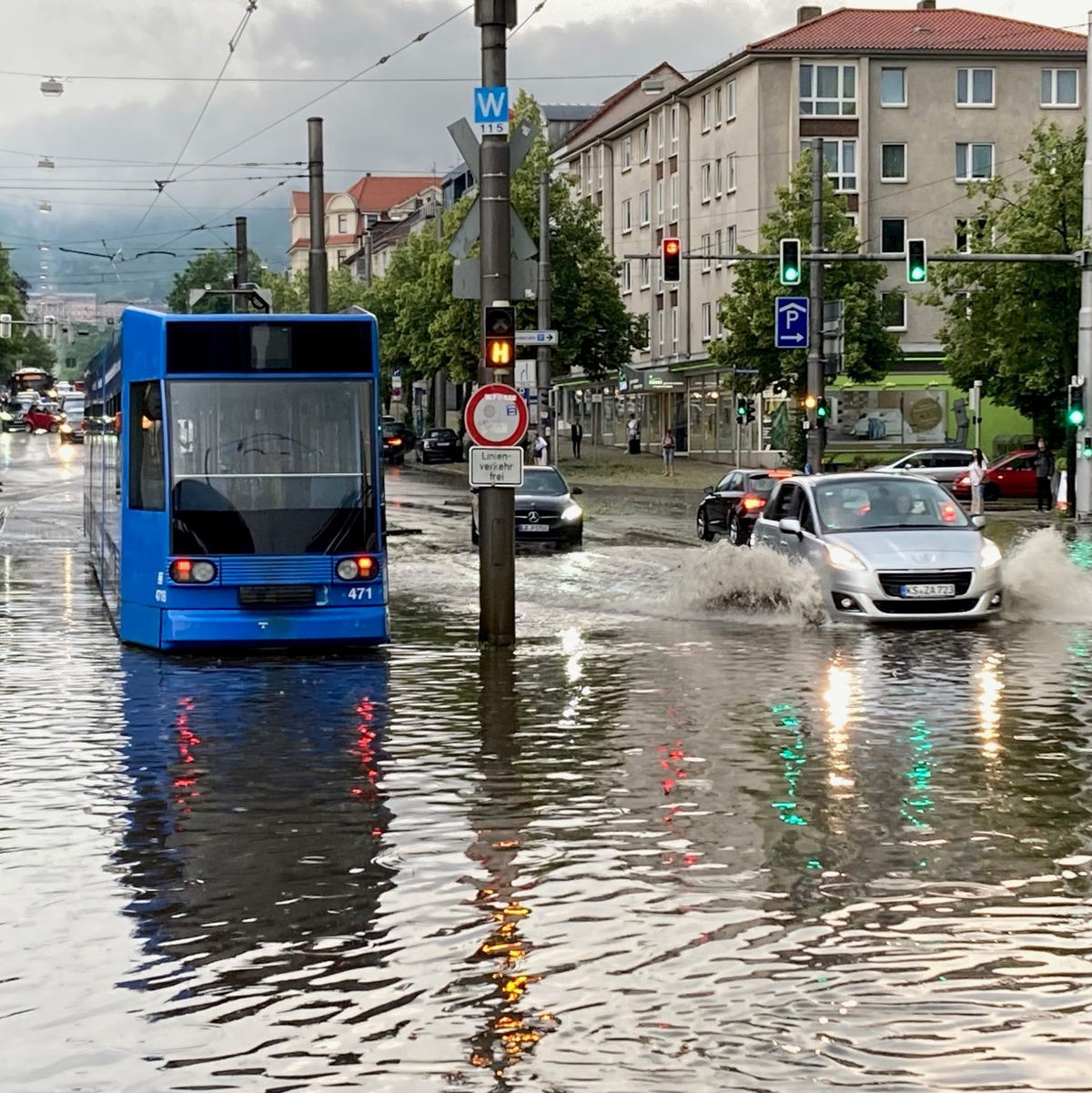 Wasser steht nach einem Unwetter auf der Wilhelmshöher Allee in Kassel. - Foto: Nicole Schippers/dpa