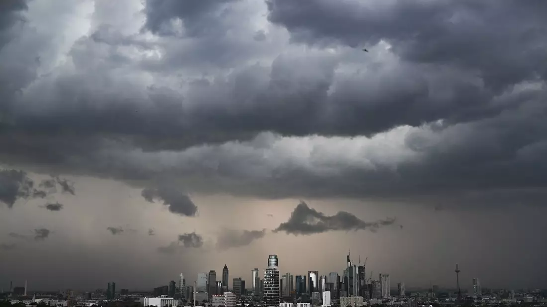 Am späten Nachmittag zog eine Unwetterfront über die Skyline von Frankfurt am Main. - Bild: Arne Dedert/dpa