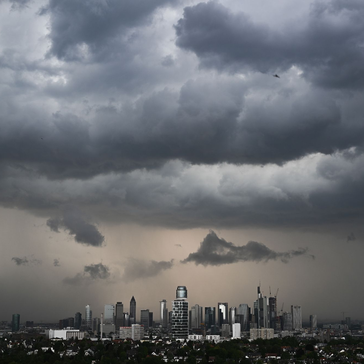 Am späten Nachmittag zog eine Unwetterfront über die Skyline von Frankfurt am Main. - Foto: Arne Dedert/dpa