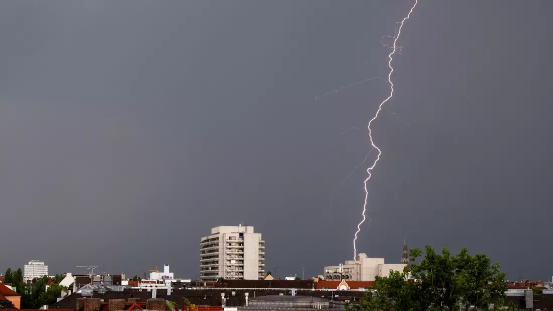 Auch über München zieht ein Gewitter mit Blitzen. - Bild: Peter Kneffel/dpa