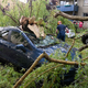 Nach einem schweren Unwetter räumen Feuerwehrleute Äste eines umgestürzten Baumes von geparkten Autos in Frankfurt am Main. - Foto: Boris Roessler/dpa