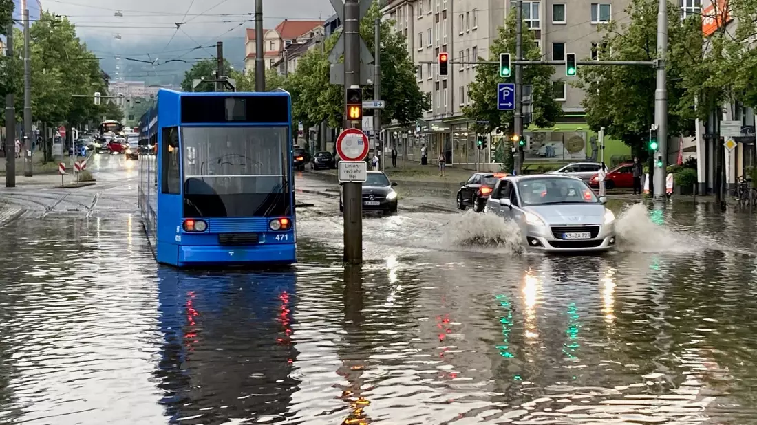 Wasser steht nach einem Unwetter auf der Wilhelmshöher Allee in Kassel. - Bild: Nicole Schippers/dpa