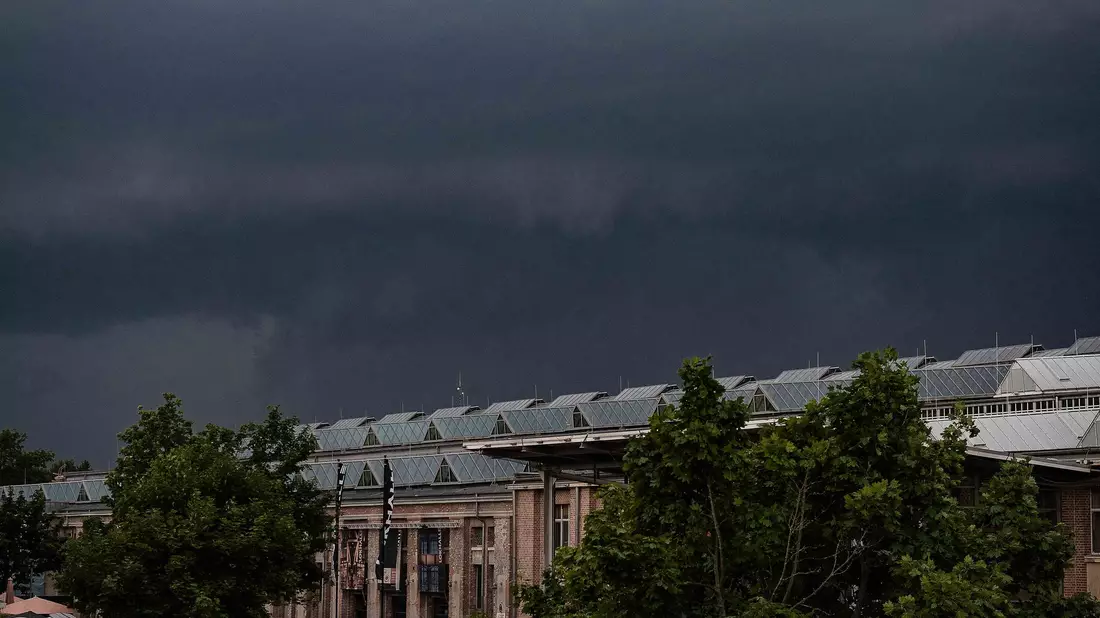 Dunkle Gewitterwolken ziehen über die Göttinger Lokhalle. - Bild: Swen Pförtner/dpa