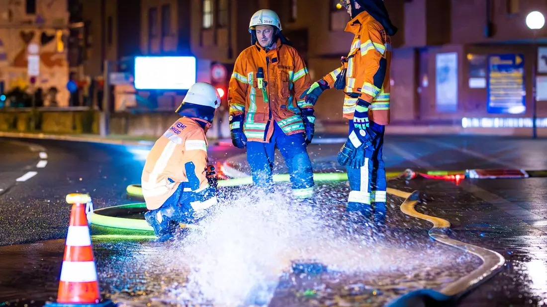 Einsatzkräfte der Feuerwehr pumpen in  Braunschweig Regenwasser aus einem Keller. - Bild: Moritz Frankenberg/dpa