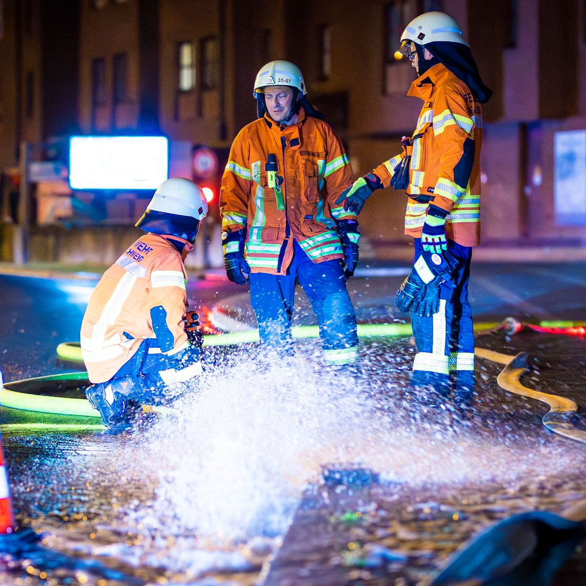 Einsatzkräfte der Feuerwehr pumpen in  Braunschweig Regenwasser aus einem Keller. - Foto: Moritz Frankenberg/dpa