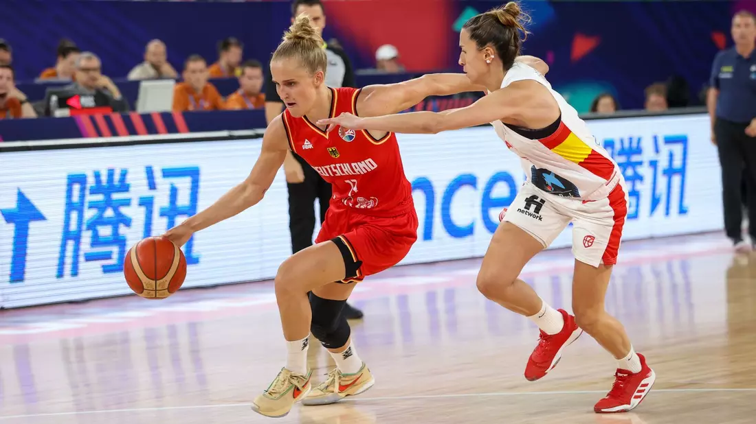 Gegen Spanien kam für Leonie Fiebich (l) mit Deutschlands Basketballerinnen das Aus. - Bild: Virginie Lefour/belga/dpa