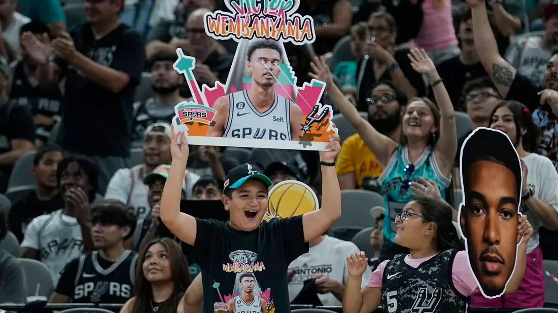 Fans jubeln während der NBA-Draft-Party der San Antonio Spurs im AT&T Center. Die Spurs wählten Wembanyama mit der ersten Wahl aus. - Bild: Eric Gay/AP