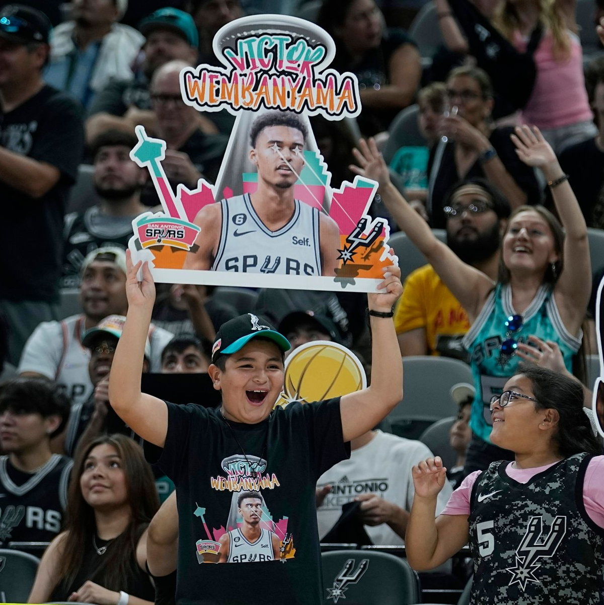 Fans jubeln während der NBA-Draft-Party der San Antonio Spurs im AT&T Center. Die Spurs wählten Wembanyama mit der ersten Wahl aus. - Foto: Eric Gay/AP