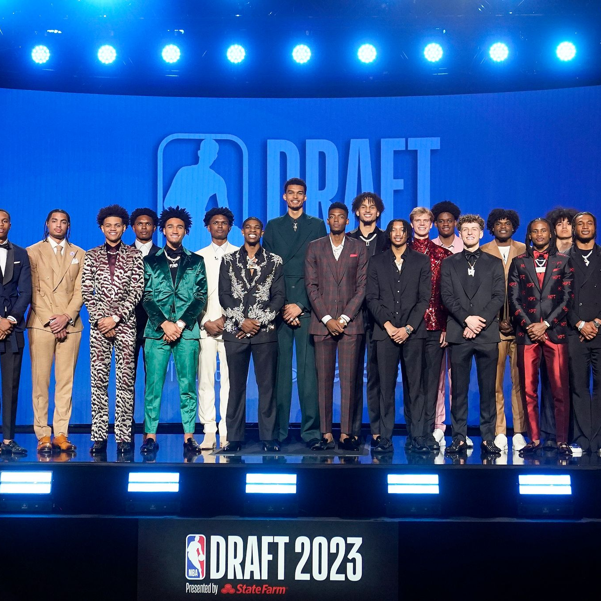 Basketball-Spieler stehen vor der Talenteziehung im Barclays Center für ein Foto zusammen. - Foto: John Minchillo/AP