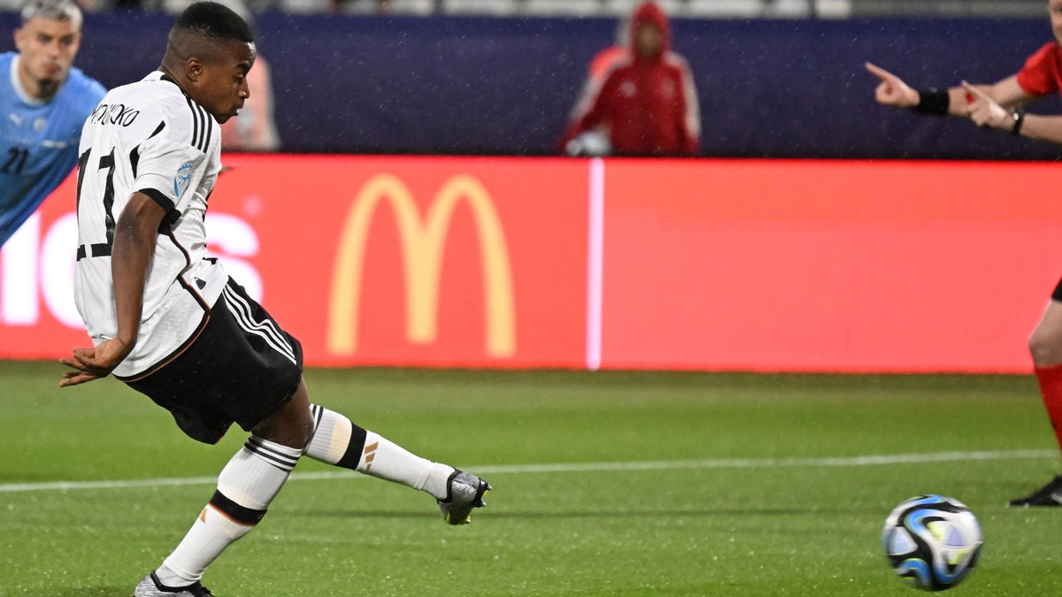 Im Auftaktspiel der deutschen U21 verschoss Youssoufa Moukoko früh einen Elfmeter. - Foto: Sebastian Kahnert/dpa