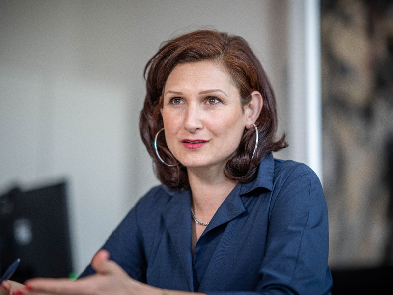 Altersdiskriminierung sei eines der «am meisten unterschätzten Diskriminierungsphänomene» in Deutschland, sagt die  Antidiskriminierungsbeauftragte des Bundes, Ferda Ataman. - Foto: Michael Kappeler/dpa