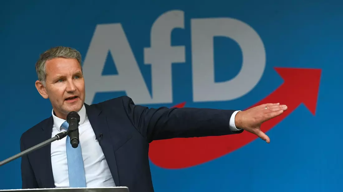 In Thüringen ist die AfD unter Partei- und Fraktionschef Björn Höcke vom Verfassungsschutz als erwiesen rechtsextrem eingestuft. - Bild: Heiko Rebsch/dpa