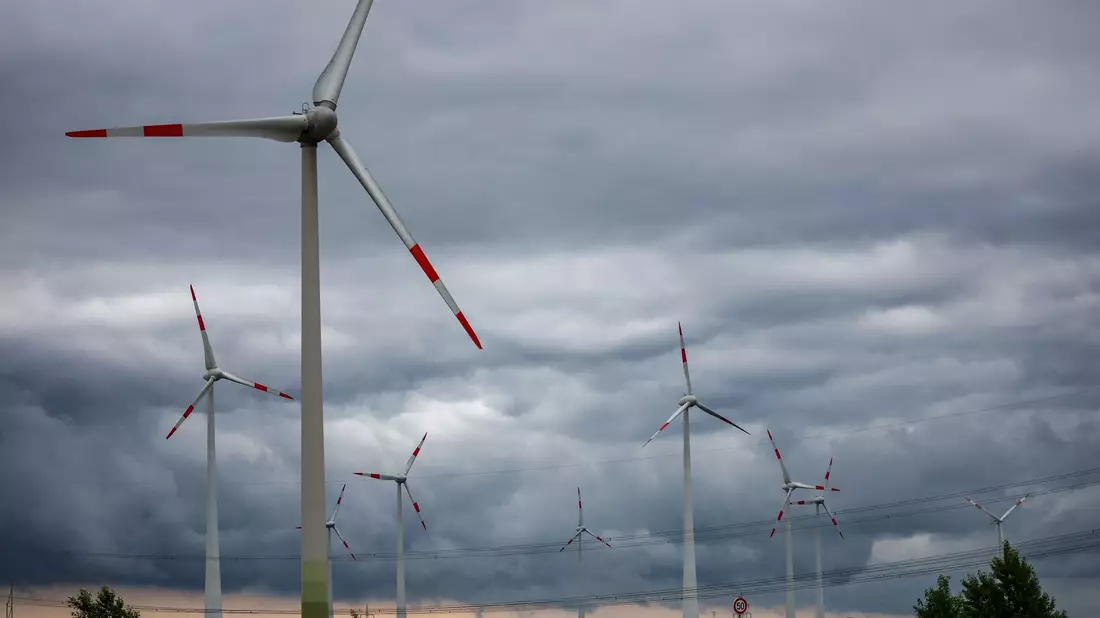 Eine Regenfront zieht über die Landschaft nördlich von Bitterfeld-Wolfen hinweg. - Bild: Jan Woitas/dpa