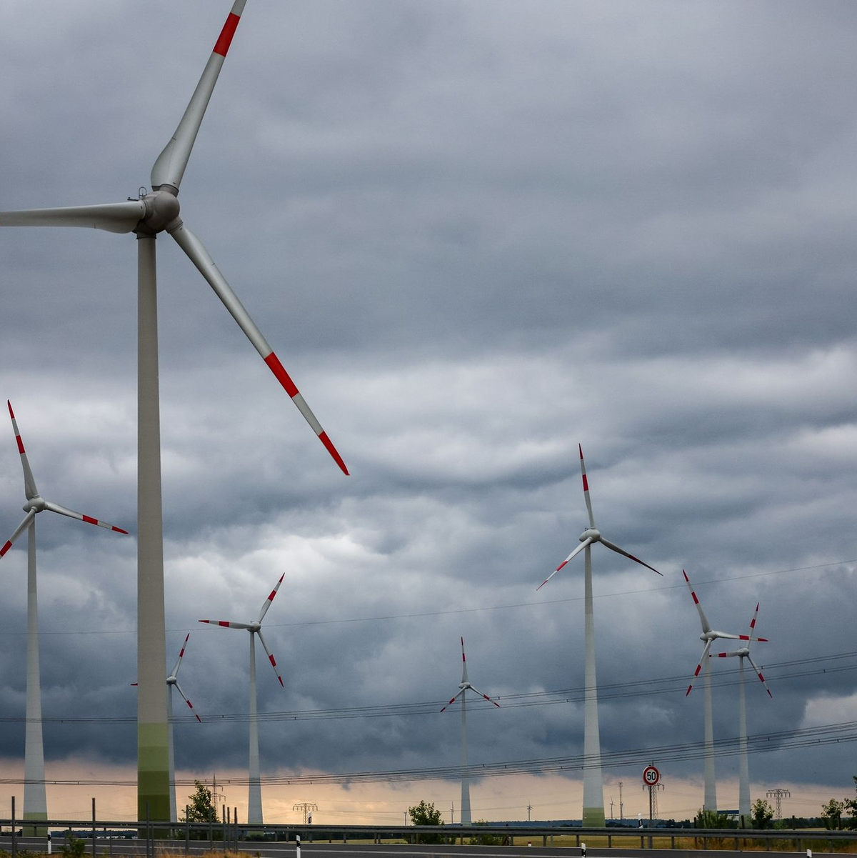 Eine Regenfront zieht über die Landschaft nördlich von Bitterfeld-Wolfen hinweg. - Foto: Jan Woitas/dpa