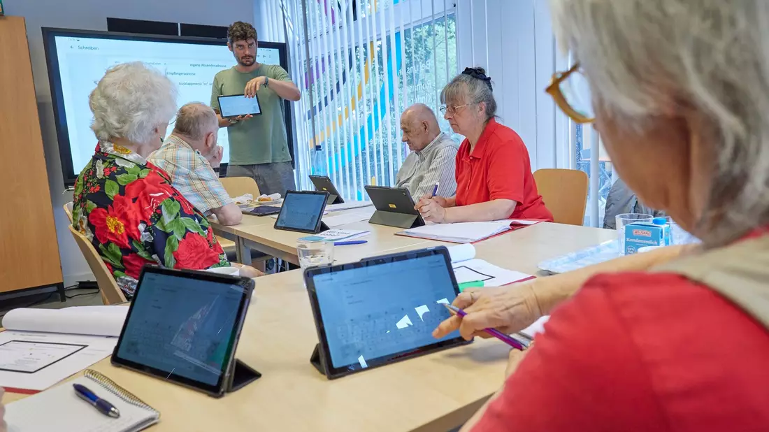Teilnehmer lernen bei einem Kurs der Arbeiterwohlfahrt unter anderem, wie ein Touchpad zu bedienen ist. - Bild: Jörg Carstensen/dpa