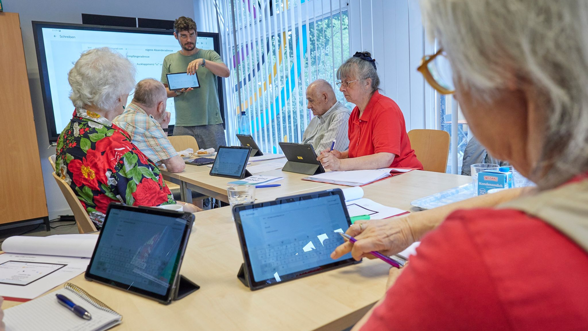 Teilnehmer lernen bei einem Kurs der Arbeiterwohlfahrt unter anderem, wie ein Touchpad zu bedienen ist. - Foto: Jörg Carstensen/dpa