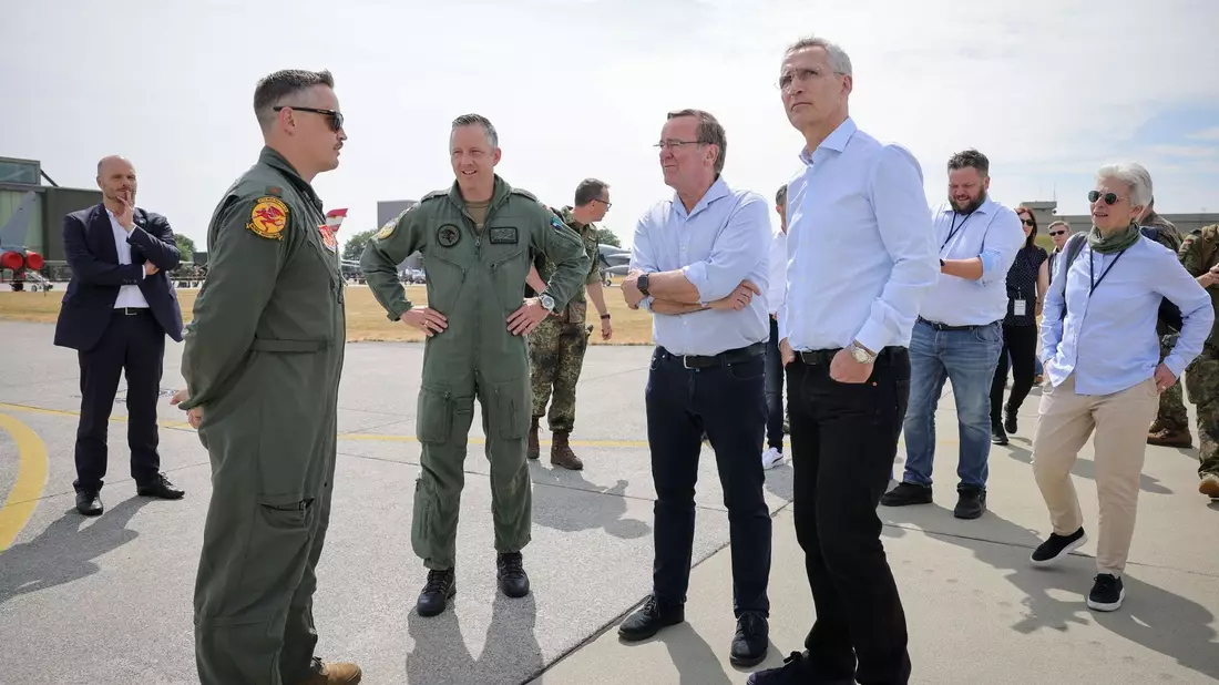 Marie-Agnes Strack-Zimmermann (FDP, r) mit Nato-Generalsekretär Jens Stoltenberg (3.v.r) und Verteidigungsminister Boris Pistorius (SPD, 4.v.r) bei ihrem Besuch auf dem Luftwaffenstützpunkt Jagel. - Bild: Christian Charisius/dpa