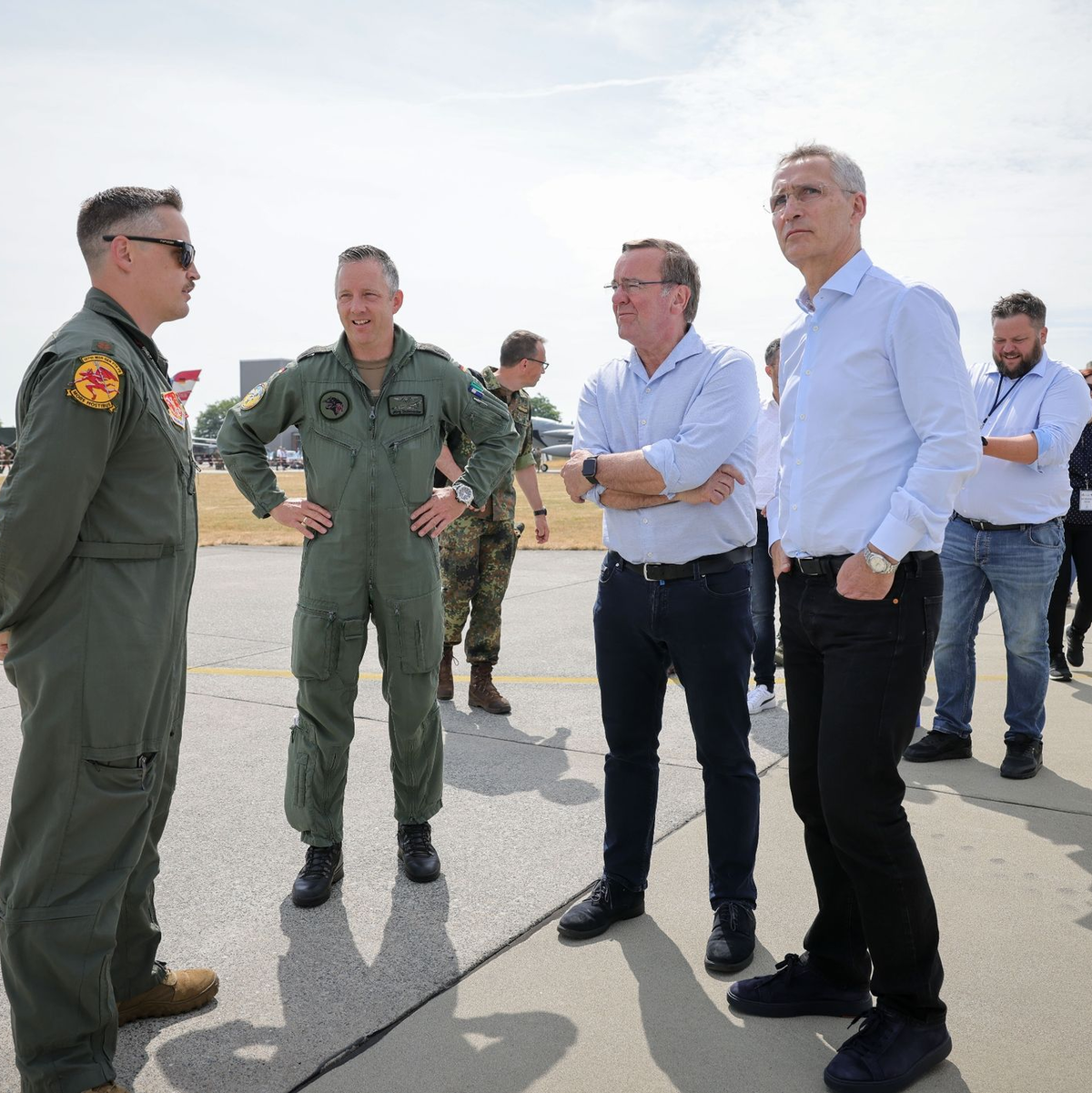 Marie-Agnes Strack-Zimmermann (r) mit Nato-Generalsekretär Jens Stoltenberg (3.v.r) und Verteidigungsminister Boris Pistorius (4.v.r) bei ihrem Besuch auf dem Luftwaffenstützpunkt Jagel. - Foto: Christian Charisius/dpa
