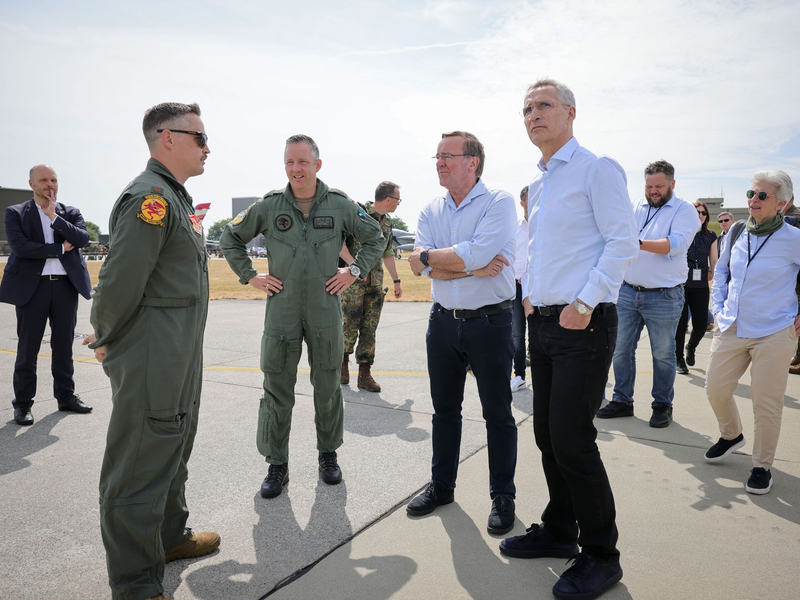 Marie-Agnes Strack-Zimmermann (r) mit Nato-Generalsekretär Jens Stoltenberg (3.v.r) und Verteidigungsminister Boris Pistorius (4.v.r) bei ihrem Besuch auf dem Luftwaffenstützpunkt Jagel. - Foto: Christian Charisius/dpa