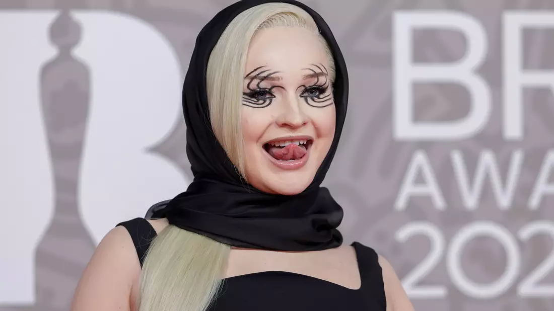 Kim Petras bei Ankunft zu den Brit Awards 2023 in der O2 Arena. - Bild: Vianney Le Caer/Invision/AP/dpa