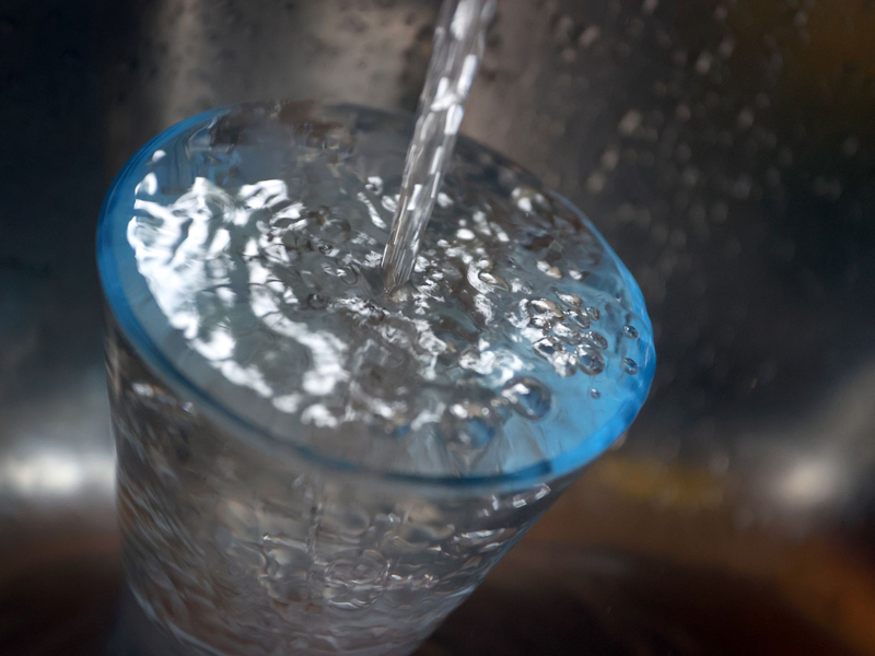 Leitungswasser gilt in Deutschland als sehr sicheres Lebensmittel. - Foto: Karl-Josef Hildenbrand/dpa