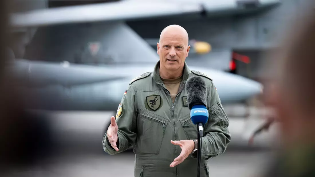 Luftwaffen-Inspekteur Ingo Gerhartz betont die  Bedeutung der militärischen Infrastruktur für die Verteidigung im westlichen Bündnis. - Bild: Daniel Reinhardt/dpa