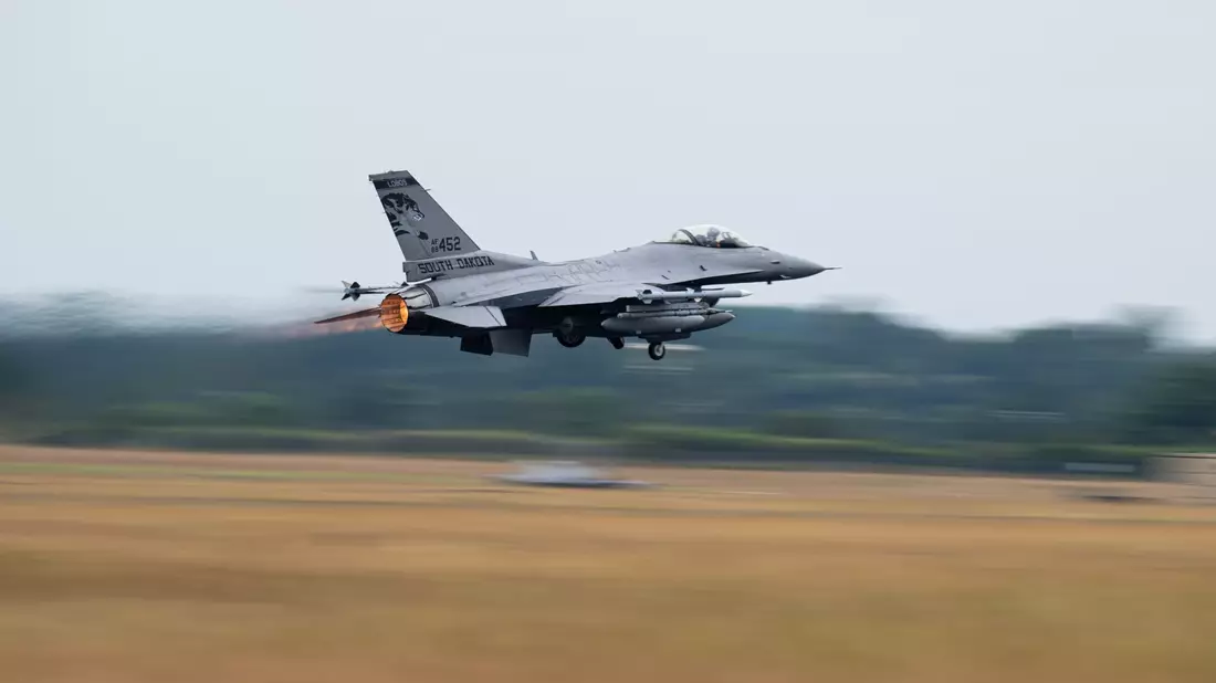 Ein F-16 Kampfflugzeug der US Air Force startet zum Abschluss des Luftwaffen-Manövers «Air Defender 2023». An dem Manöver unternahmen die teilnehmenden Nationen 1808 Übungsflüge. - Bild: Daniel Reinhardt/dpa