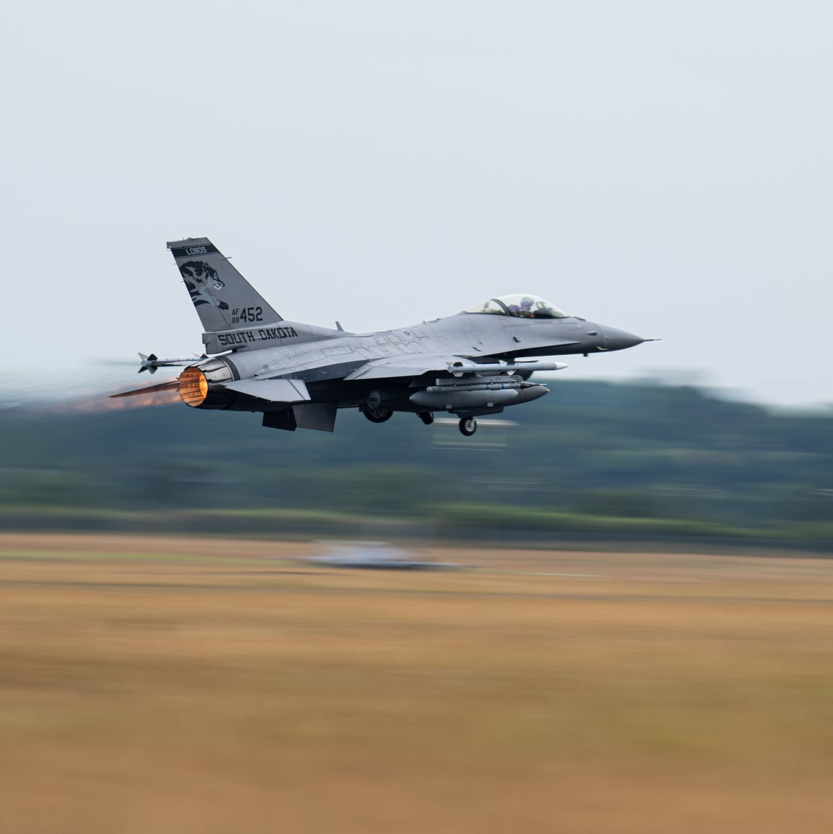 Ein F-16 Kampfflugzeug der US Air Force startet zum Abschluss des Luftwaffen-Manövers «Air Defender 2023». An dem Manöver unternahmen die teilnehmenden Nationen 1808 Übungsflüge. - Foto: Daniel Reinhardt/dpa