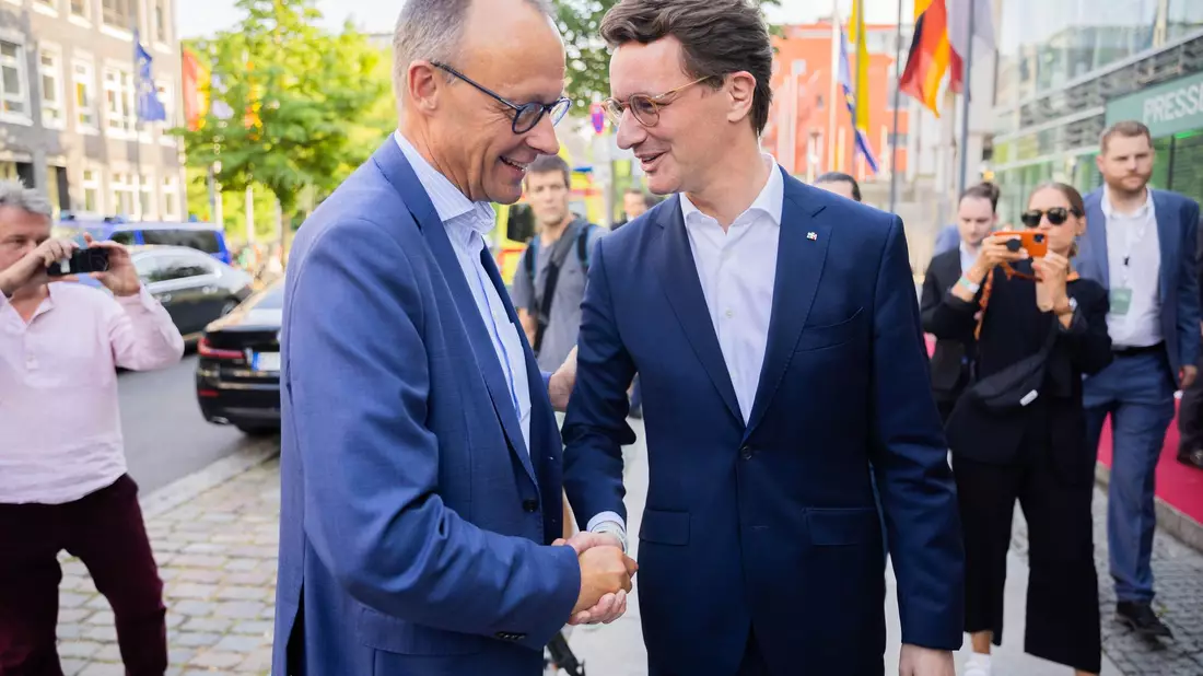Beim Sommerfest der Landesvertretung Nordrhein-Westfalen in Berlin demonstrierten CDU-Chef Friedrich Merz (l) und NRW-Ministerpräsident Hendrik Wüst Einigkeit. - Bild: Christoph Soeder/dpa
