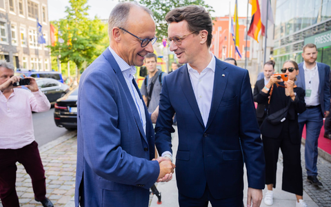Beim Sommerfest der Landesvertretung Nordrhein-Westfalen in Berlin demonstrierten CDU-Chef Friedrich Merz (l) und NRW-Ministerpräsident Hendrik Wüst Einigkeit. - Foto: Christoph Soeder/dpa