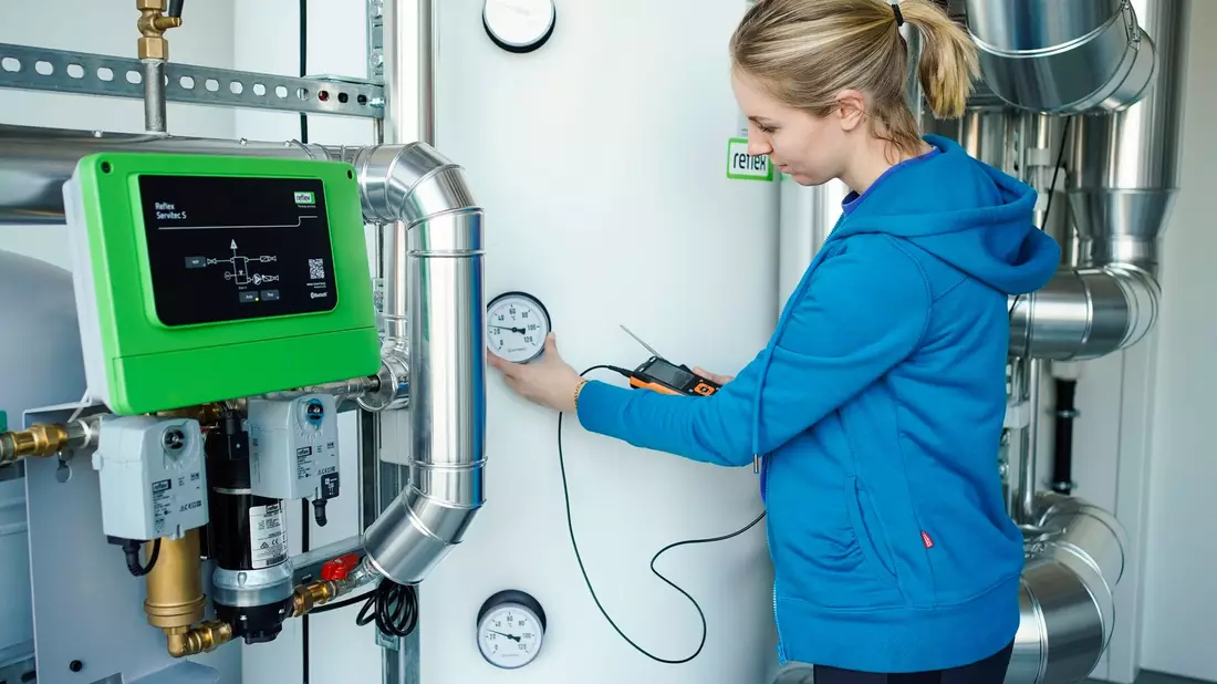 Antonella Menrath macht im Betrieb der Friedrich Morsch GmbH & Co KG eine Ausbildung zur Anlagenmechanikerin Sanitär-Heizung-Klima. - Bild: Uwe Anspach/dpa