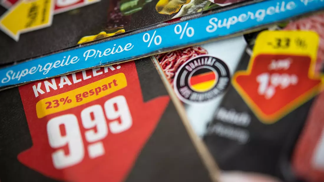 Rewe verzichtet auf die Werbeprospekte vor allem aus Nachhaltigkeitsgründen. - Bild: Sebastian Gollnow/dpa