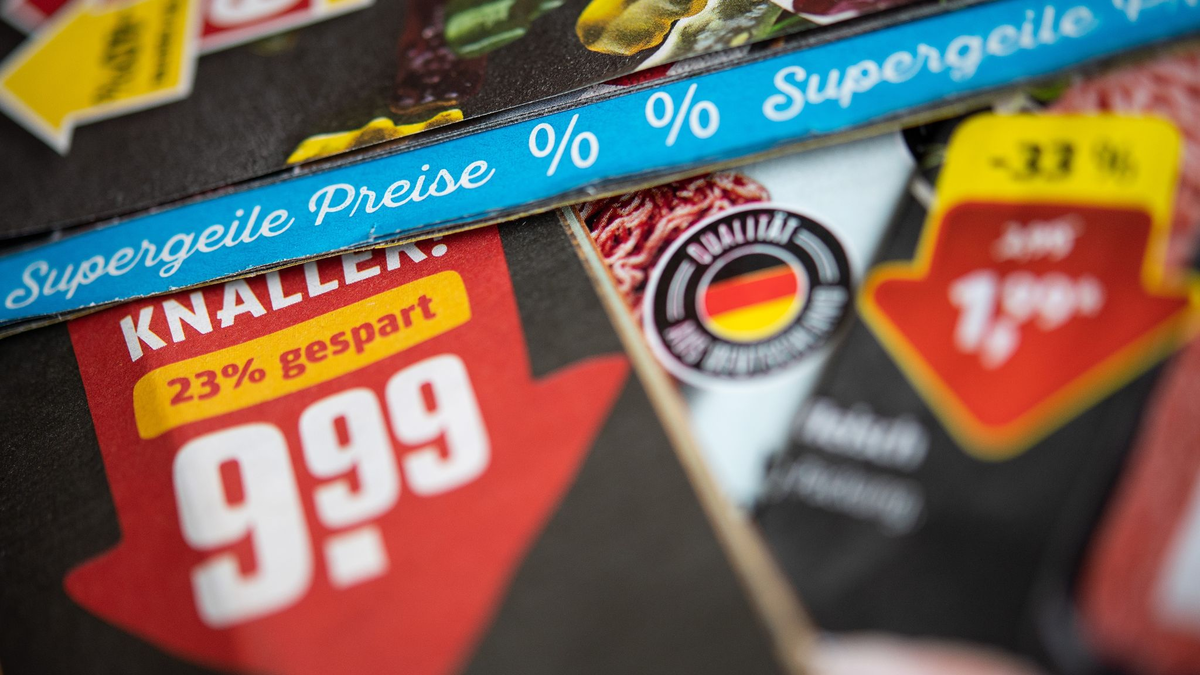Rewe verzichtet auf die Werbeprospekte vor allem aus Nachhaltigkeitsgründen. - Foto: Sebastian Gollnow/dpa