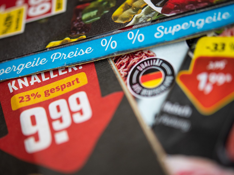Rewe verzichtet auf die Werbeprospekte vor allem aus Nachhaltigkeitsgründen. - Foto: Sebastian Gollnow/dpa