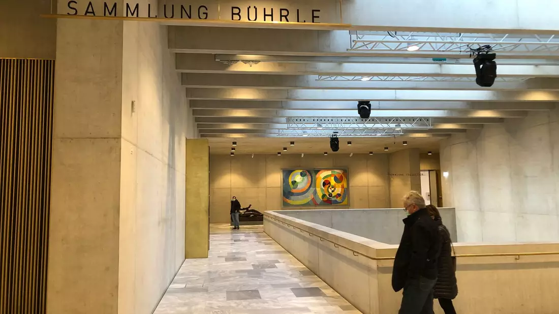 Besucher gehen durch den neuen Anbau im Kunsthaus Zürich mit der Bührle-Sammlung. - Bild: Christiane Oelrich/dpa