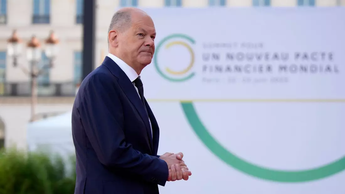 Bundeskanzler Olaf Scholz nimmt am Gipfeltreffen über ein solidarischeres Finanzsystem teil. - Bild: Lewis Joly/AP Pool/AP/dpa