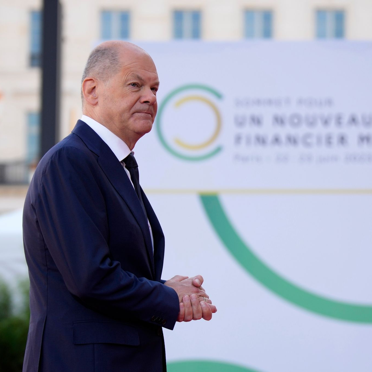 Bundeskanzler Olaf Scholz nimmt am Gipfeltreffen über ein solidarischeres Finanzsystem teil. - Foto: Lewis Joly/AP Pool/AP/dpa