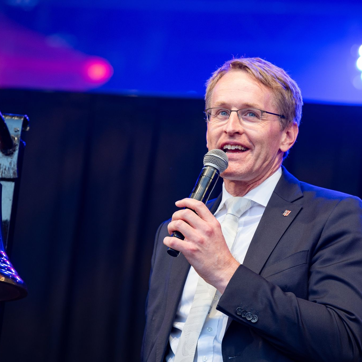 Zahlreiche große und kleine Segelschiffe fahren während der Windjammerparade auf der Kieler Förde. - Foto: Jonas Walzberg/dpa