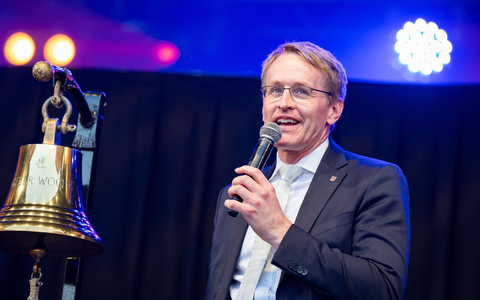 Zahlreiche große und kleine Segelschiffe fahren während der Windjammerparade auf der Kieler Förde. - Foto: Jonas Walzberg/dpa