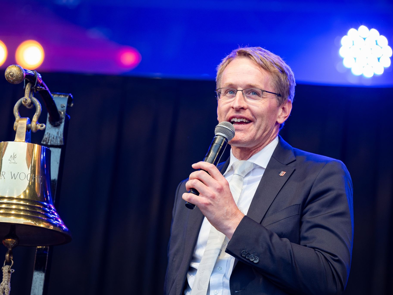 Zahlreiche große und kleine Segelschiffe fahren während der Windjammerparade auf der Kieler Förde. - Foto: Jonas Walzberg/dpa