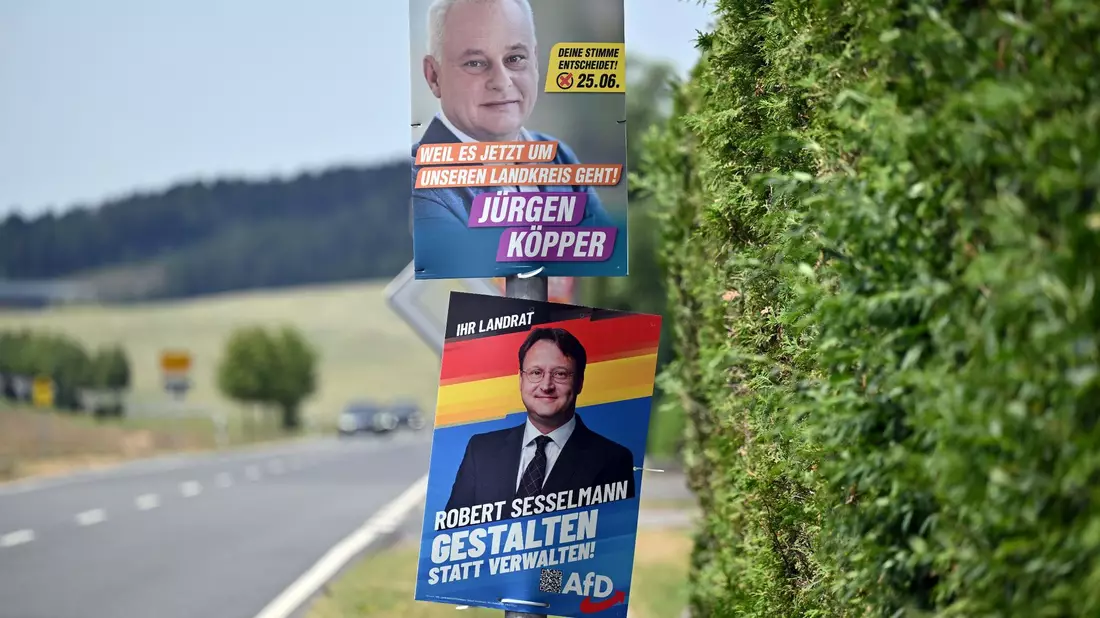Plakate von AfD-Kandidat Robert Sesselmann und CDU-Kandidat Jürgen Köpper hängen an einer Straße in Sonneberg. - Bild: Martin Schutt/dpa