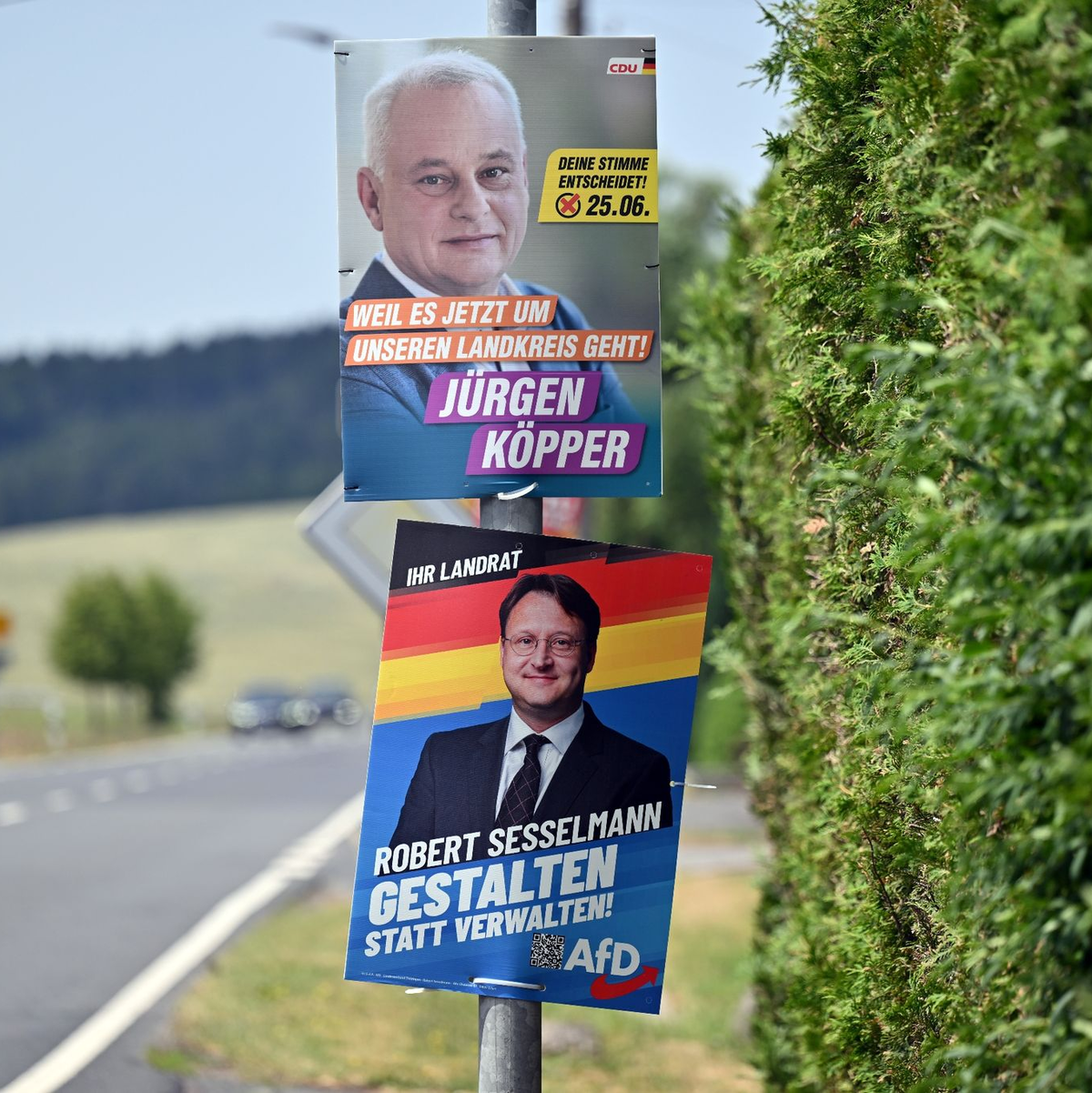 Plakate von AfD-Kandidat Robert Sesselmann und CDU-Kandidat Jürgen Köpper hängen an einer Straße in Sonneberg. - Foto: Martin Schutt/dpa