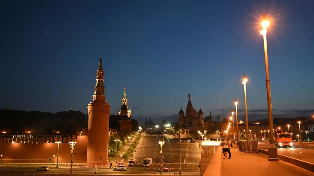 Ein Blick auf das Gebäude des russischen Verteidigungsministeriums mit Flugabwehrsystemen auf dem Dach in Moskau. - Bild: Uncredited/AP/dpa