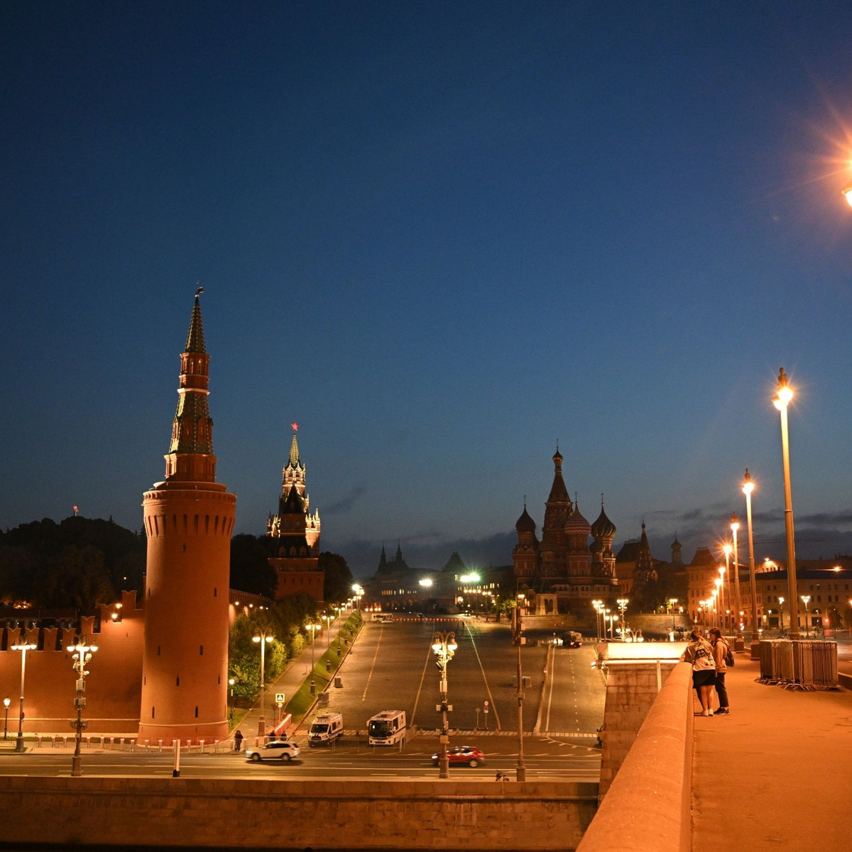 Dieses Videostandbild zeig einen russischer Panzer in einer Straße in Rostow am Don. - Foto: Uncredited/AP/dpa
