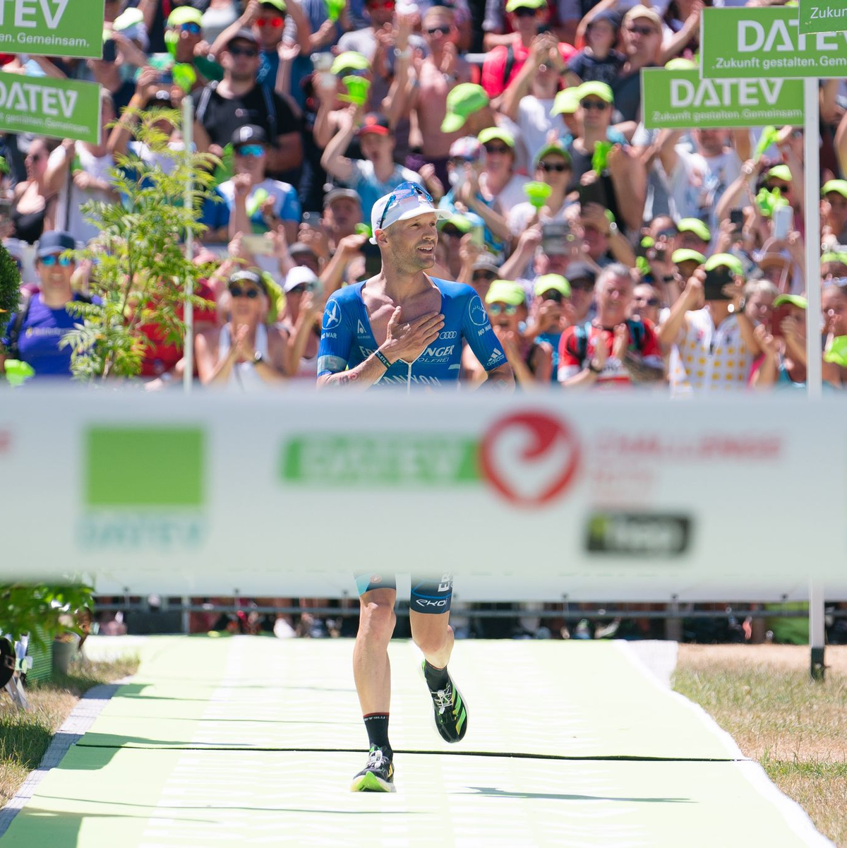Patrick Lange, Zweitplatzierter der Männer, läuft bei der Triathlon Challenge Roth 2022 ins Ziel ein. - Foto: Nicolas Armer/dpa