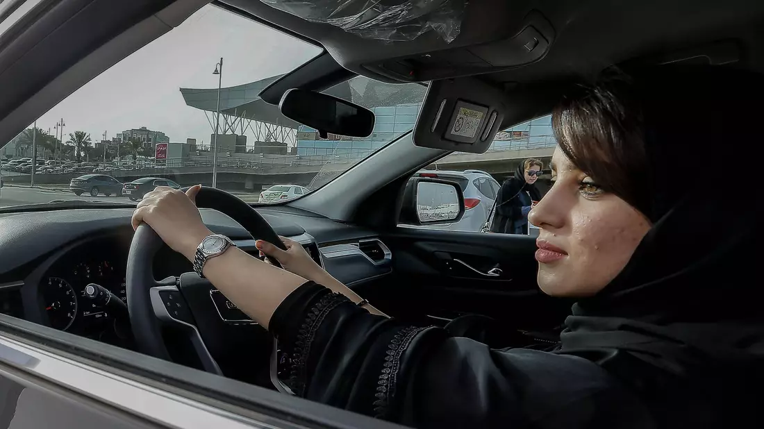 Fünf Jahre sind vergangen, seit in Saudi-Arabien ein über Jahrzehnte geltendes Fahrverbot für Frauen gekippt wurde. Echte Gleichstellung aber gibt es im Land nicht. - Bild: Ahmed Yosri/dpa