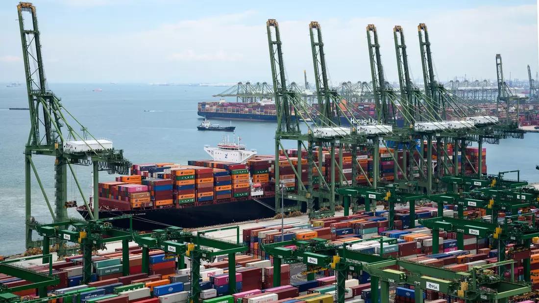 Container werden auf dem Gelände des Hafenbetreibers, der Port of Singapore Authority (PSA), im Hafen von Singapur verladen. - Bild: Bernd von Jutrczenka/dpa