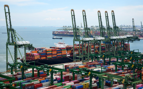 Container werden auf dem Gelände des Hafenbetreibers, der Port of Singapore Authority (PSA), im Hafen von Singapur verladen. - Foto: Bernd von Jutrczenka/dpa