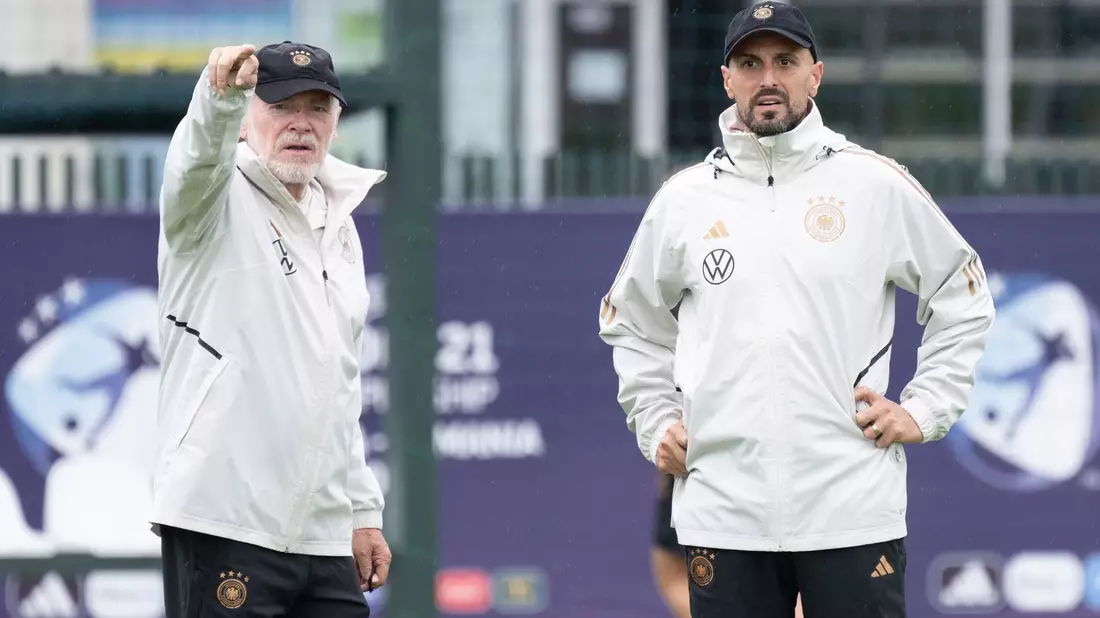 Haben noch viel Arbeit vor sich: U21-Coach Antonio Di Salvo (r) und Co-Trainer Hermann Gerland. - Bild: Sebastian Kahnert/dpa